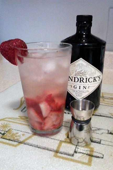 Retro Cocktail Recipe : Strawberry Gin Smash
