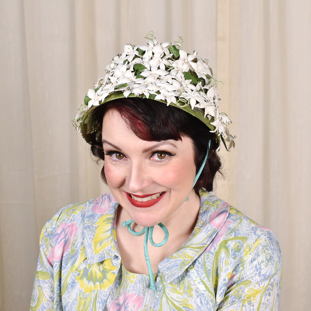 1960s White Floral Bonnet Hat – Cats Like Us display picture 1