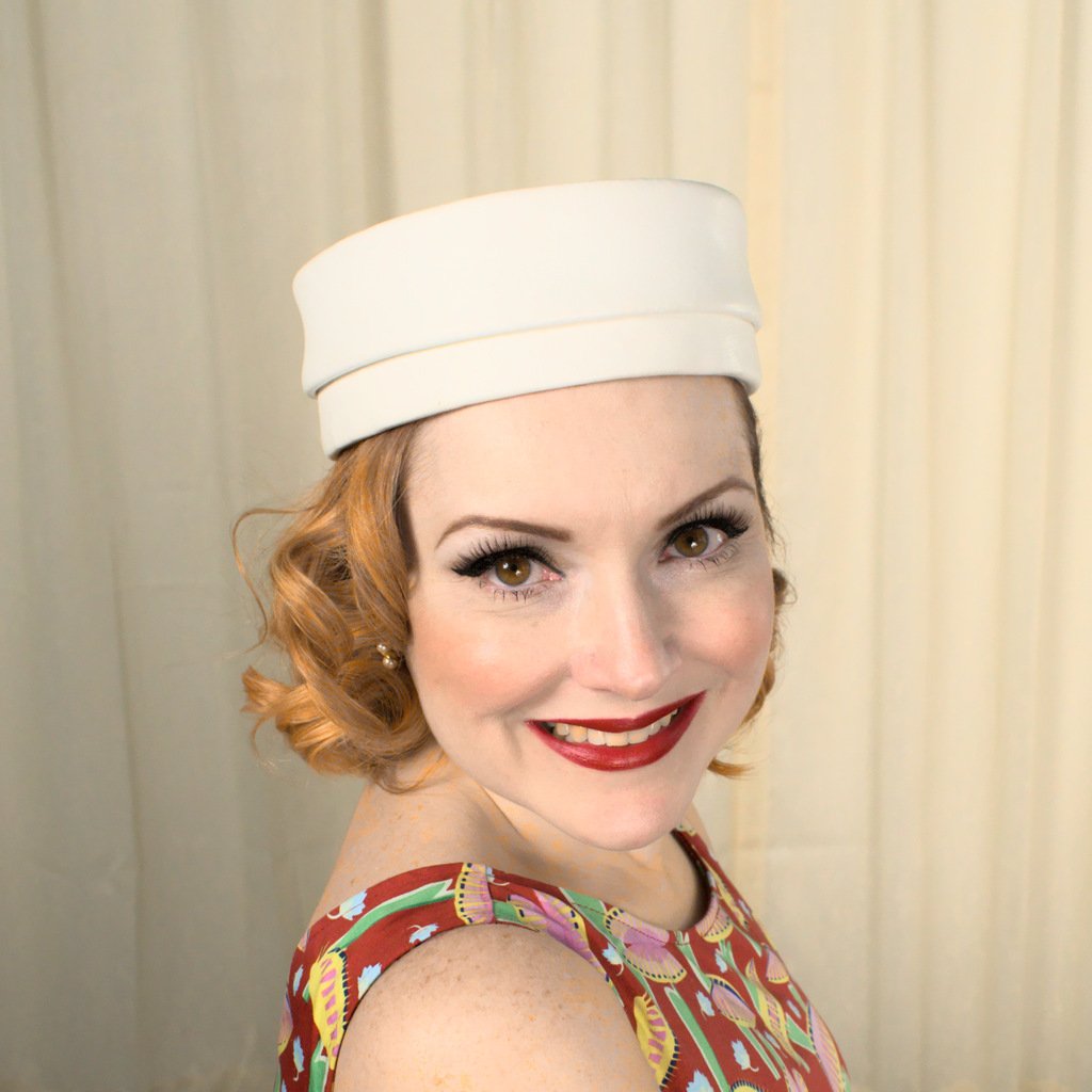 Vintage 1960s White Vinyl Pillbox Hat – Cats Like Us display picture 1