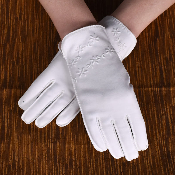 Short White Gloves with Embroidered Daisies