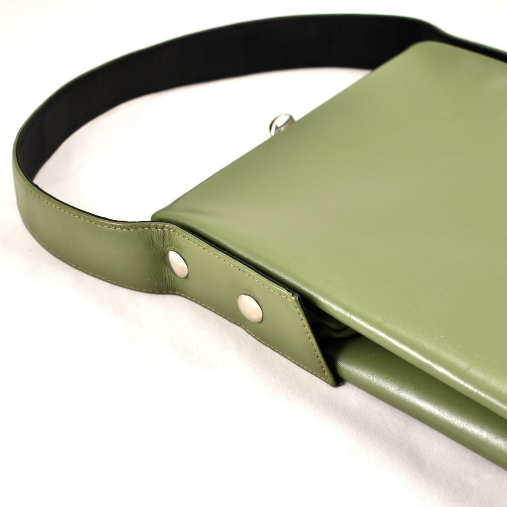 Hot 1950s olive green leather handbag.