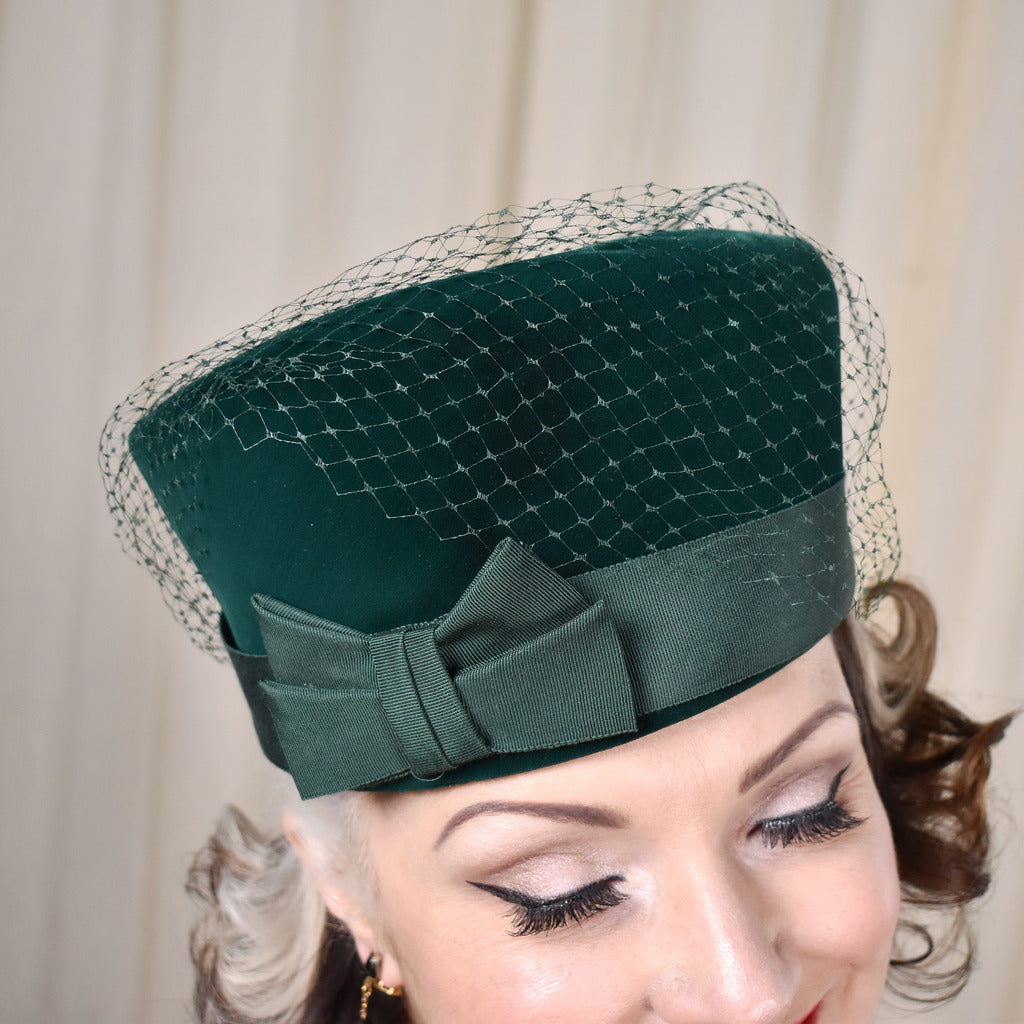 1960s Green Velvet Vintage Pillbox Hat – Cats Like Us display picture 3
