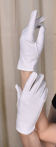 Short White Gloves with Embroidered Daisies