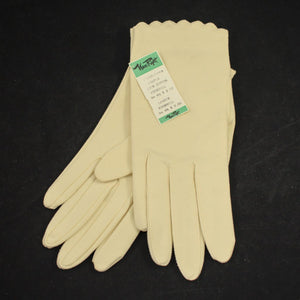 NOS Cream Scallop Gloves Cats Like Us