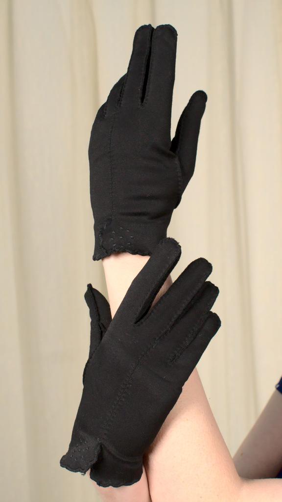Short Black Emb Scallop Gloves Cats Like Us