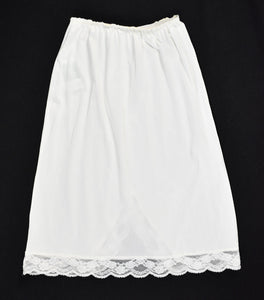White Scallop Lace Bow Slip W22-30 Cats Like Us